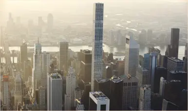  ?? (Lucas Jackson/Reuters) ?? THE BUILDING known as 432 Park Avenue rises above Manhattan. The 96-story tower is marketed by developers as the tallest residentia­l building in the Americas.