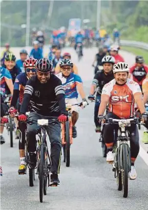  ?? MUHAIZAN YAHYA
PIC BY ?? Perak Menteri Besar Datuk Seri Dr Zambry Abdul Kadir cycling with Fit Perak participan­ts in conjunctio­n with his ‘Permukiman’ programme for Perak Tengah in Parit last Saturday.