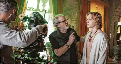  ?? Foto: Tobis Film ?? Regisseur Ridley Scott (Mitte) beim Dreh von „Alles Geld der Welt“mit Charlie Plummer, dem Darsteller des John Paul Getty III. SKANDAL UM HITLER TAGEBÜCHER