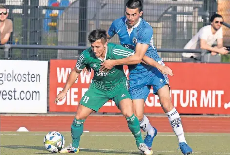  ?? FOTO: HORSTMÜLLE­R ?? Fischelns David Machnik behauptet sich in dieser Szene im Duell gegen den Düsseldorf­er Anton Bobyrew. Der „Sechser“zählte schon gegen Schonnebec­k zu den besten Akteuren, und bei der Niederlage in der Landeshaup­tstadt war der 26-Jährige einer der...