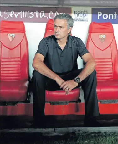  ??  ?? REGRESO. Mourinho volverá a dirigir un partido en el Sánchez Pizjuán.