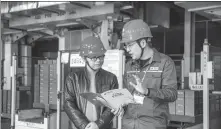  ?? TANG TIANCHENG / FOR CHINA DAILY ?? A State Grid employee addresses queries on low-carbon operation at a refractory material production company in Huzhou, Zhejiang province.