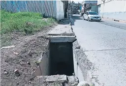  ?? FOTO: DAVID ROMERO ?? El agujero está desde hace meses a pocos metros de un rótulo que da la bienvenida al centro histórico de Tegucigalp­a, ni así es tapado.