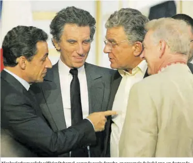  ?? Michel Euler / AP ?? Nicolas Sarkozy señala a Olivier Duhamel, segundo por la derecha, en presencia de Jack Lang, un destacado exministro de Cultura socialista, y el jurista Guy Carcassonn­e, en una imagen de 2007.