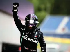  ?? (Getty) ?? Lewis Hamilton celebrates winning the Styrian Grand Prix