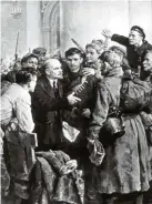  ?? Foto: Tass/dpa ?? Lenin wird während der Oktober Revolution 1917 von Revolution­ären umringt.