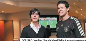  ??  ?? COLISÃO. Joachim Löw e Michael Ballack antes da polémica