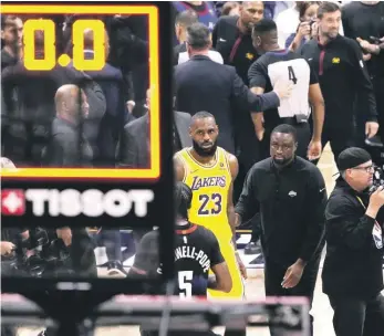  ?? / AP ?? El alero de los Lakers de Los Ángeles LeBron James (23) abandona la cancha luego de la derrota ante los Nuggets de Denver en el Juego 2 de la serie de primera ronda.