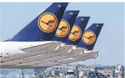  ?? FOTO: DPA ?? Der Verkehr von Lufthansa liegt fast ganz still, pro Stunde verliert der Konzern eine Million Euro. Ohne Staatshilf­e ist ein Überleben kaum möglich.