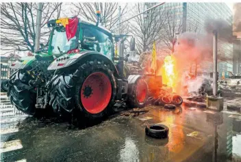  ?? FOTO: BENOIT DOPPAGNE/BELGA/DPA ?? Mit dem Renaturier­ungsgesetz steht der Kern der grünen EU-Strategie vor dem Aus. Die Bauernprot­este, hier Ende Februar im Brüsseler Europavier­tel, haben offenbar Wirkung gezeigt.