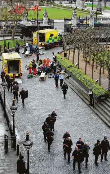  ?? Foto: Stefan Rousseau, dpa ?? In der Nähe des Parlaments: Spezialkrä­fte der Polizei rücken vom Tatort aus.