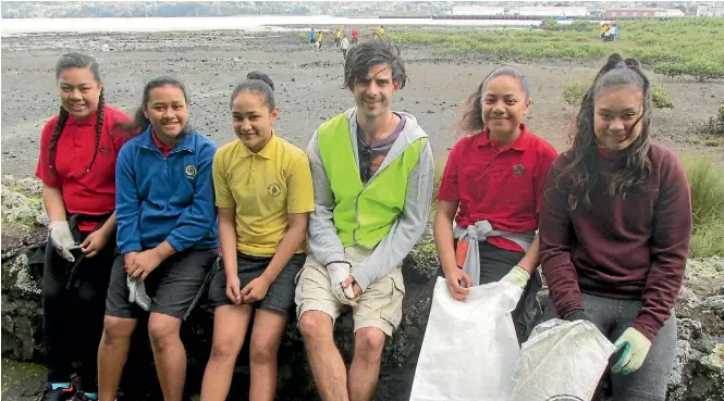  ?? CHRIS HARROWELL ?? From left, Patricia Finau, Laila Fakalata, Ann Tupou, Fletcher Sunde, Pisila Katoa and Helen-Daisy Tafa.