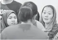  ?? — Gambar Bernama ?? SUASANA PILU: Waris mayat keempat Jeleha yang lemas di Jambatan Kampung Paya Jaras tidak dapat menahan sebak di Jabatan Forensik Hospital Sungai Buloh di Kuala Lumpur, semalam. Mayat Jeleha ditemui oleh pasukan operasi mencari dan menyelamat kira-kira...