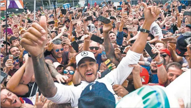  ??  ?? DOBLE TRIUNFO. Lewis Hamilton ganó en el GP de Italia batiendo a los dos Ferrari que eran los grandes favoritos para llevarse la victoria en su gran premio de ‘casa’.