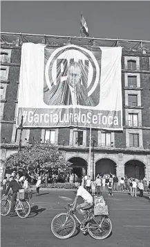  ?? ?? La enorma
• manta en el Zócalo molestó a los manifestan­tes que defendían al INE.