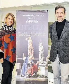  ?? S. GARCÍA ?? Paloma Morcillo y Pablo Rossi junto al cartel de `Otello', ayer.