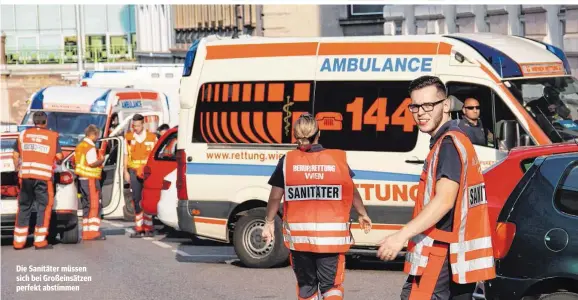  ??  ?? Die Sanitäter müssen sich bei Großeinsät­zen perfekt abstimmen