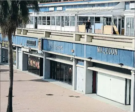  ?? XAVI JURIO ?? Actualment­e sólo una decena de los 59 locales del puerto deportivo mantienen actividad comercial