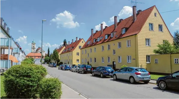  ?? Fotos: Thomas Goßner ?? Aus den 50er Jahren stammen die gelben Häuser auf der Südseite der Hermann Löns Straße in Friedberg. Die Stadt will nun die Gebäude kaufen.