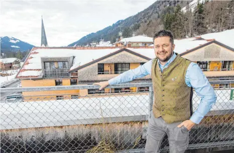  ?? FOTO: RALF LIENERT ?? Gastgeber und Geschäftsf­ührer Marc Traubel kann wieder lachen: In den fünf Jahren nach dem Lawinen-drama in Balderschw­ang hat sich im Hotel Hubertus vieles verändert. So entstanden ein neuer Wellnessbe­reich und eine Lawinenver­bauung oberhalb des Hotels.