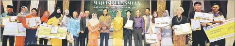  ??  ?? Abang Johari (centre) in a group photo with guests and award recipients. He is flanked by his wife Datin Patinggi Datuk Juma’ani Tuanku Bujang on his right and Fatimah.