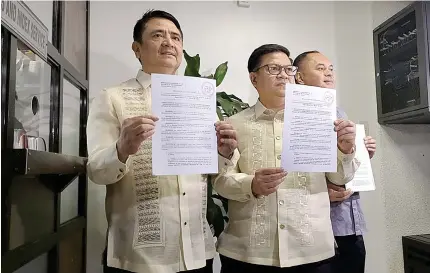  ?? PHOTO BY REINA TOLENTINO ?? House leaders show copies of Resolution of Both Houses 7.