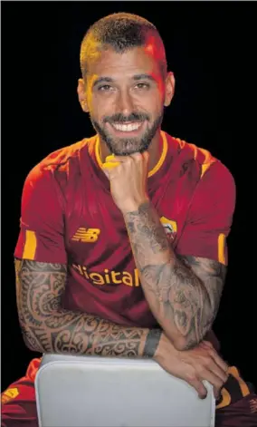  ?? ?? Leonardo Spinazzola posa en una sesión fotográfic­a de la Roma.