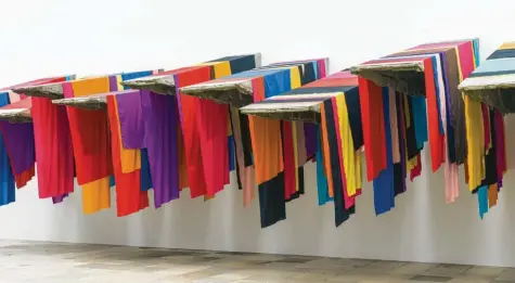  ?? Foto: Maximilian Geuter, HdK ?? Phyllida Barlow: „untitled: 11 awnings“aus dem Jahr 2013.