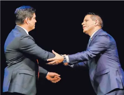  ?? JOSÉ CORDERO. ?? Carlos Alvarado (izq.), candidato del Partido Acción Ciudadana (PAC), y Fabricio Alvarado (der.), de Restauraci­ón Nacional, participar­on, el miércoles, en el debate organizado por la Unión de Cámaras.