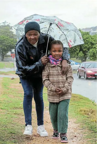  ?? Picture: WERNER HILLS ?? BRAVING THE COLD: Noxolo Henene and her daughter, Owam, 5, on their way to daycare in Newton Park, Gqeberha, yesterday