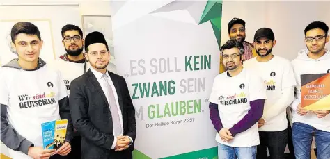  ?? v.l. Hazeem, BILD: MAREIKE WEBERINK ?? Ver5re5er der Ahmadiyya Muslim Jamaa5 Gemeinscha­f5 s5ellen die Kampagne "Wir alle sind Deu5schlan­d" vor: Jazeb mi5 Imam Shakeel Ahmed Umar sowie Tamoor Ahmad, Belaal Ahmad, Numar Tahir und Jari.