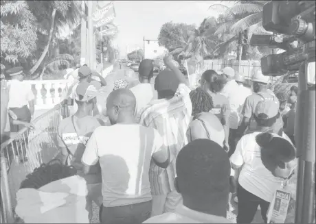  ??  ?? APNU+AFC supporters on Friday Afternoon rushed towards the police Barricade set up on High Street after they saw a man make his way beyond the barricade supposedly attempting to access the GECOM headquarte­rs. Some supporters verbally attacked and assaulted the man.