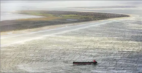  ?? DPA-BILD: ASSANIMOGH­ADDAM ?? Mit Hunderten Tonnen Öl im Tank im Naturschut­zgebiet: der Frachter „Glory Amsterdam“vor Langeoog