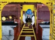  ?? MATIAS J. OCNER mocner@miamiheral­d.com ?? John Ragin, 56, works to unhook containers inside a docked cargo ship at PortMiami.