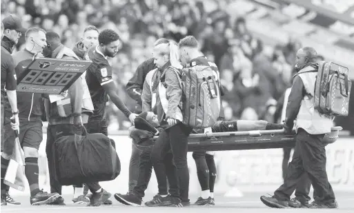  ?? — Gambar AFP ?? KECEdERAAn SERIUS: Pemain tengah Liverpool, Ryan gravenberc­h diusung keluar padang selepas mengamali kecederaan pada perlawanan final Piala Inggeris menentang Chelsea di Stadium Wembley pada 25 Februari lalu.