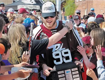  ?? CLIFFORD SK AR ST EDT EXAMINER ?? Peterborou­gh Petes goalie Michael Simpson, winner of the Wayne Gretzky 99 Award as OHL playoff MVP, calls it “playoff magic” that the Petes happened to click as a team just as the playoffs began.