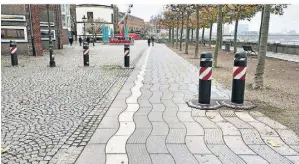  ?? FOTO: HARSTE ?? Die neuen Poller sind zu Testzwecke­n unter anderem am Rheinufer kurz vor dem Burgplatz aufgestell­t worden.