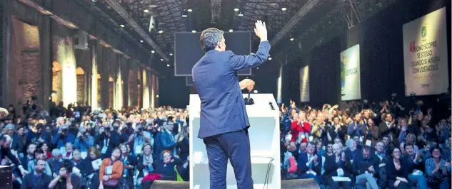  ??  ?? Sul palco Il presidente del Consiglio e segretario del Partito democratic­o Matteo Renzi, 40 anni, ieri durante il discorso conclusivo alla sesta edizione della kermesse alla Stazione Leopolda di Firenze