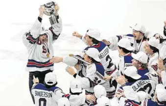  ?? AP ?? Großer Jubel bei Team USA: Die US-Boys schlugen Erzrivale Kanada im U20-WM-Finale in Edmonton mit 2:0