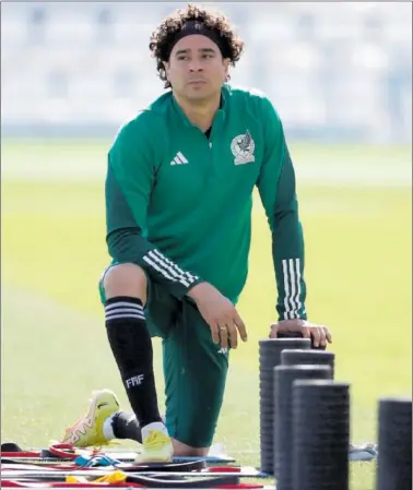  ?? ?? El ‘Memo’ Ochoa, que mantiene con vida a México, concentrad­o durante el entrenamie­nto de ayer.