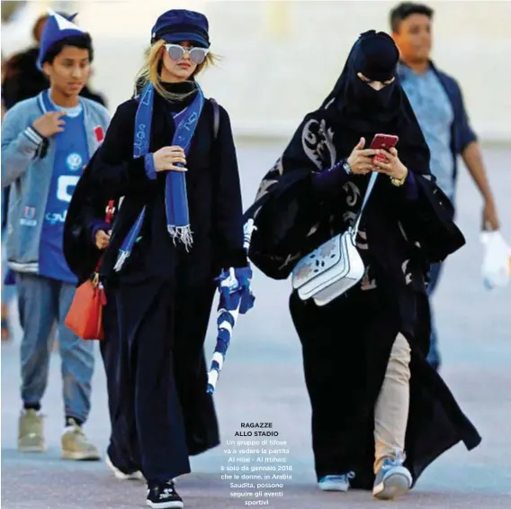  ??  ?? RAGAZZE ALLO STADIO Un gruppo di tifose va a vedere la partita Al Hilal - Al Ittihad: è solo da gennaio 2018 che le donne, in Arabia Saudita, possono seguire gli eventi sportivi