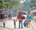  ??  ?? Gribil Mejia Tinoco of Santa Barbara, Honduras, leaves a shelter with his wife, Heidi, and their children after getting permission to temporaril­y stay in Mexico.