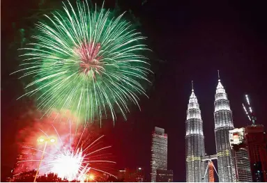  ??  ?? Fantastic display:
ireworks going off after the 5 th National Day countdown at KLCC, Kuala Lumpur. — CHAN TAK KONG/The
tar