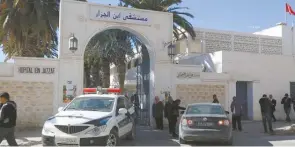  ??  ?? A l’hôpital Ibn El Jazzar, deux familles protestata­ires ont brisé les vitres du service de pédiatrie et agressé un ouvrier.