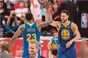  ?? REUTERS PIC ?? Golden State Warriors’ Klay Thompson (right) celebrates with Draymond Green on Monday.