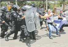  ??  ?? Durante la marcha Somos la voz de nuestros presos políticos, nicaragüen­ses fueron atacados por personas armadas y antimotine­s, en Managua.