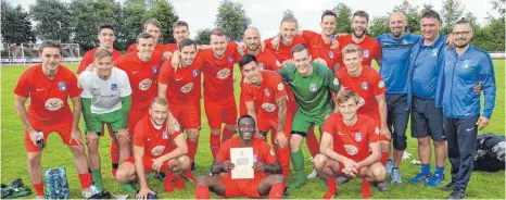  ?? SZ- FOTO: EFINGER ?? Die Spieler des FV Olympia Laupheim freuten sich über den Turniersie­g.