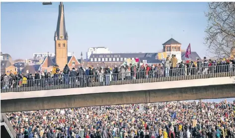  ?? FOTO: ANDREAS KREBS ?? Ein Bild zum Einrahmen: Es strömten am Samstag noch lange Menschen auf die Rheinwiese­n, als die Kundgebung schon längst begonnen hatte.