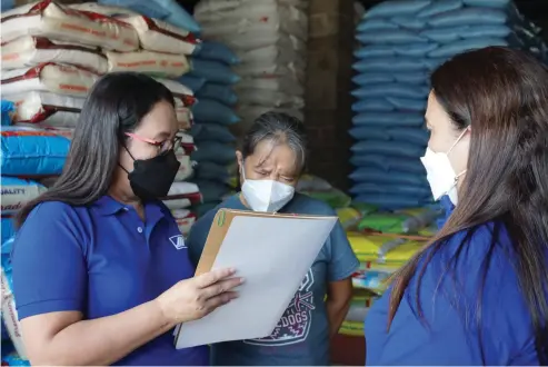  ?? CONTRIBUTE­D PHOTO ?? ATTY▪ MARIA Conchita Antipatia and Vice President Lilani Benedian of SSS Visayas West 1 Division explain the show cause order to an employee of one of the employers in Victorias City subjected to the agency’s Run After Contributi­ons Evaders operations on Wednesday, October 12▪