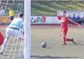  ?? RP-FOTO: ACHIM BLAZY ?? Die Gastgeber bauen ihre Führung aus: Halic Günes (r.)trifft zum 2:0 der SSVg und sorgt für Sicherheit.